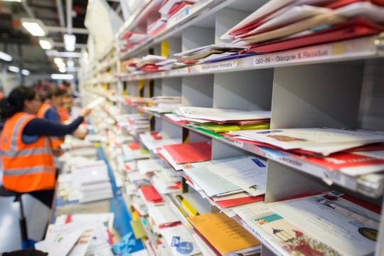 DAILY MAIL ONLINE Busiest day of the year for the Royal Mail Heathrow world wide distribution centrer where employees expect to handle approximately 4.2m items. Slough, 18th December 2018