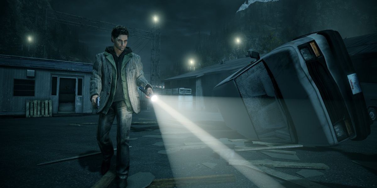 Alan Wake shines his flashlight in the darkness and sneaks around in Alan Wake Remastered