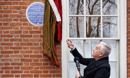 The newsreader Huw Edwards unveiling the blue plaque honouring Richard Price.