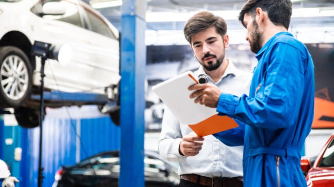 iStock-1256357961 problem with electric cars mechanic talking to customer at service center