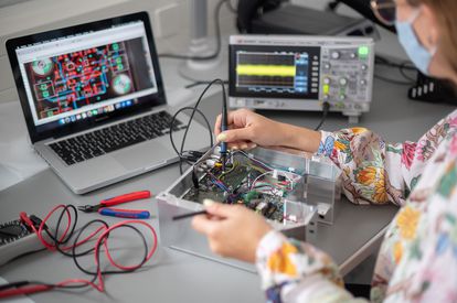 A lab worker at Q.ANT – a German technology company – shows a test measurement using a quantum sensor.