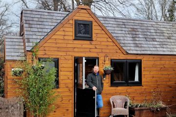 I live in a shed in my pal's garden - I don't pay rent & save £600 a MONTH