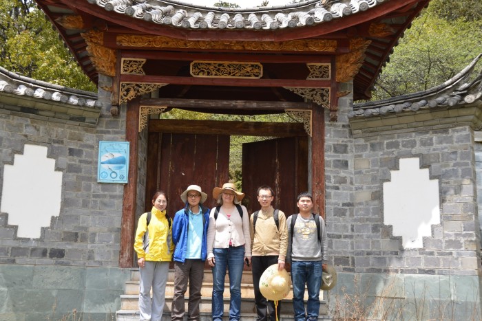 Cathie Martin and four Chinese students outside the gates of a botanical garden in China 