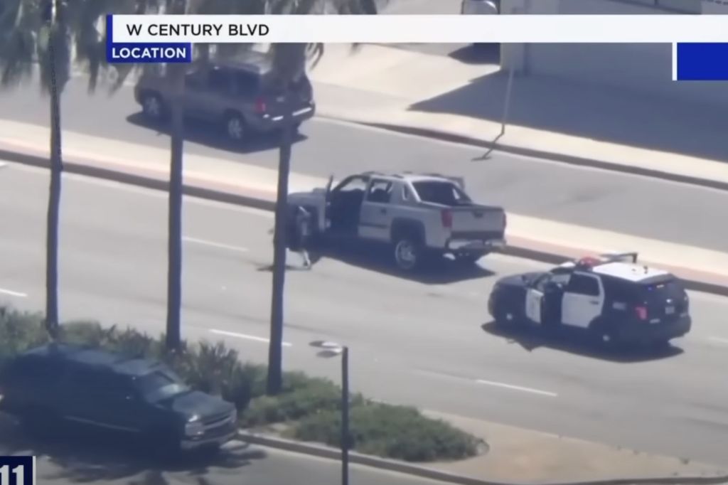 The driver and passengers are seen jumping out of the car during the pursuit.