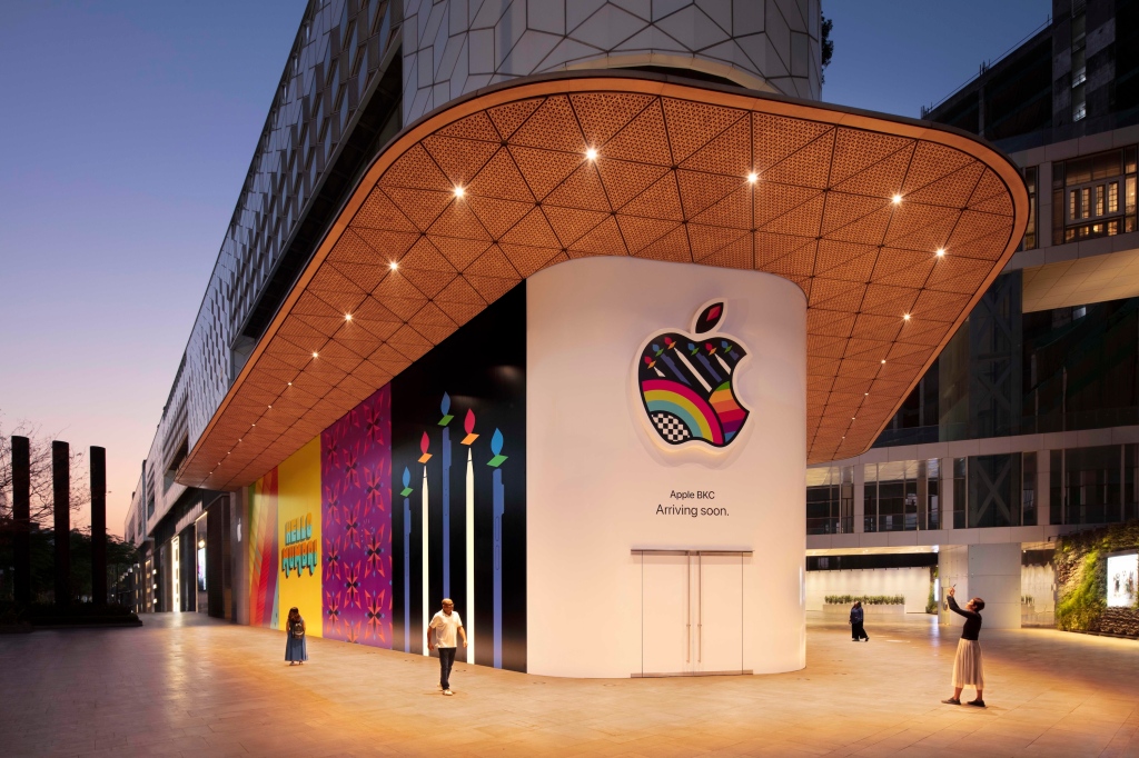 Apple readies first retail store in India