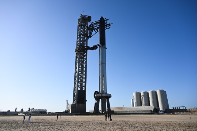  SpaceX Starship on launch pad.