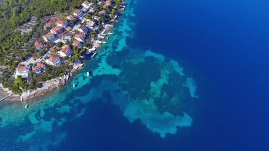 Archaeologists have unearthed the remnants of a 7,000-year-old road hidden beneath layers of sea mud off the southern Croatian coast. Made at the sunken Neolithic site of Soline, this exciting find may once have linked the ancient Hvar culture settlement to the now isolated island of Kor?ula. Once an artificial island, the ancient site of Soline was discovered in 2021 by archaeologist Mate Parica of the University of Zadar in Croatia while he was analyzing satellite images of the water area around Kor?ula.