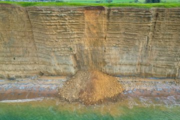 Urgent warning at popular beach as attraction closed after fears people trapped