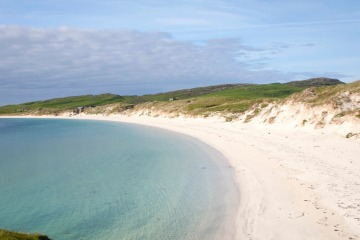 The UK beach that's been compared to the Maldives with white sand & blue waters