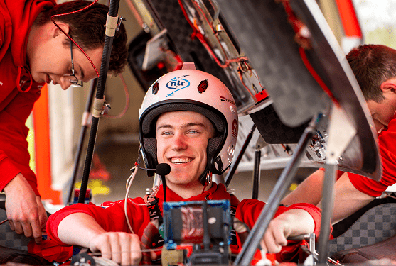 Sleutelen aan de zonneauto Solar Team Twente, foto: Lars Boertjes