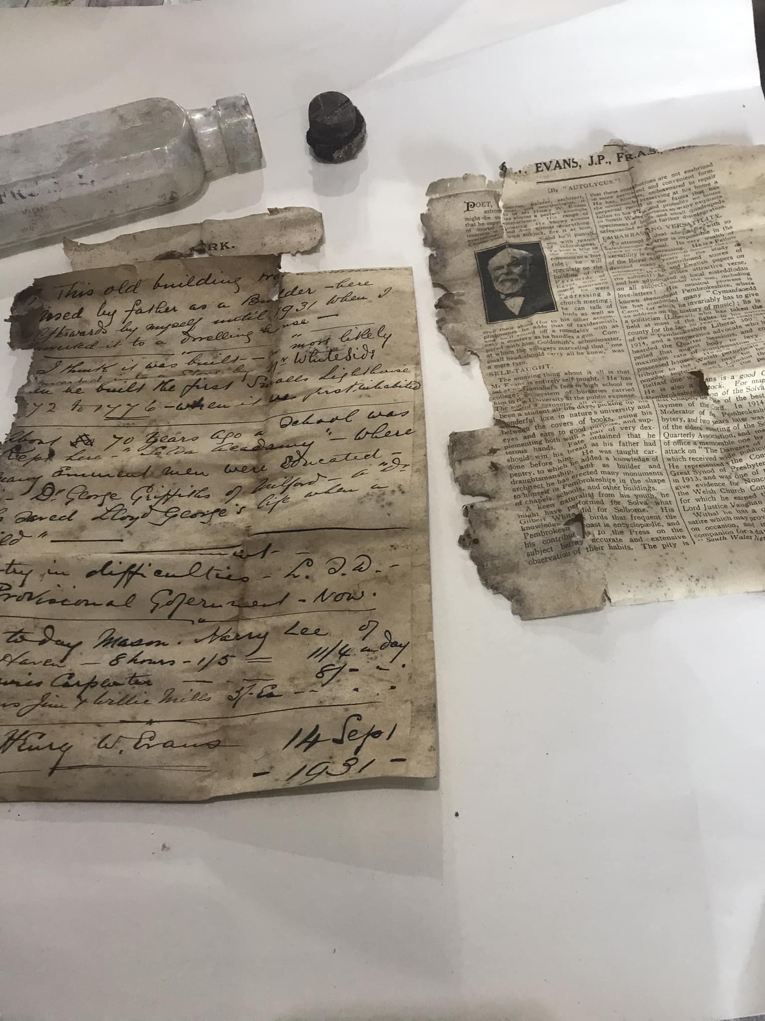 The handwritten note and newspaper cutting discovered in the fireplace