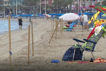 Holiday warning as tourists face £260 fine for hogging prime beach spaces in Spain