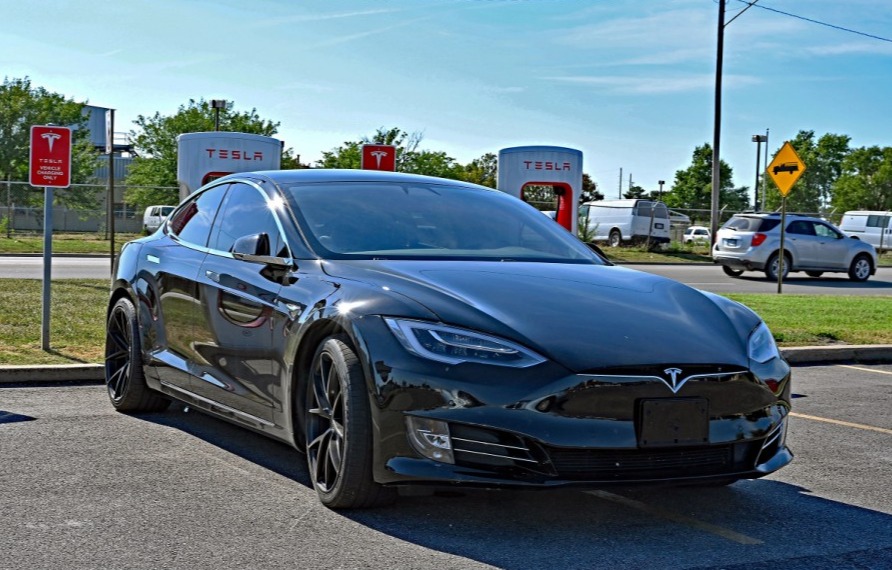 A Tesla Model S similar to the Reddit user's car