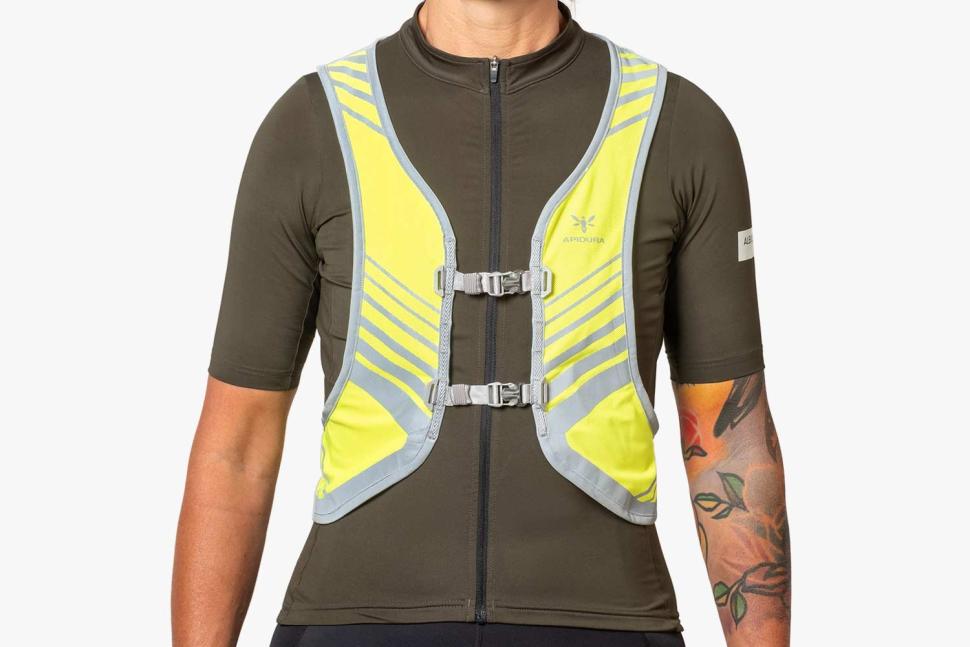 apidura-packable-visibility-vest-s-m-on-body-1