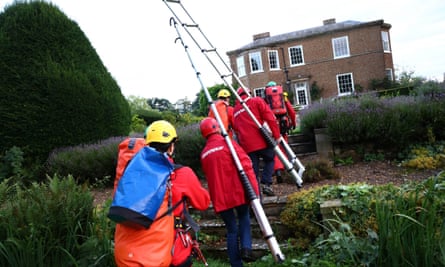 Greenpeace activists carrying ladders and climbing equipment through to Sunak’s property.