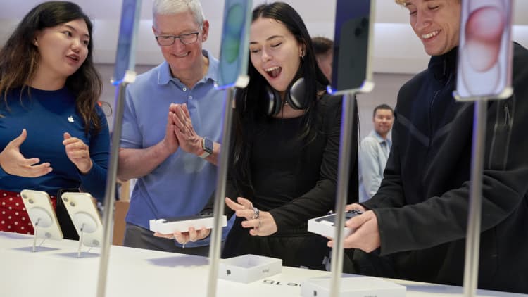 Apple CEO Tim Cook visits NYC flagship store as iPhone 15 goes on sale