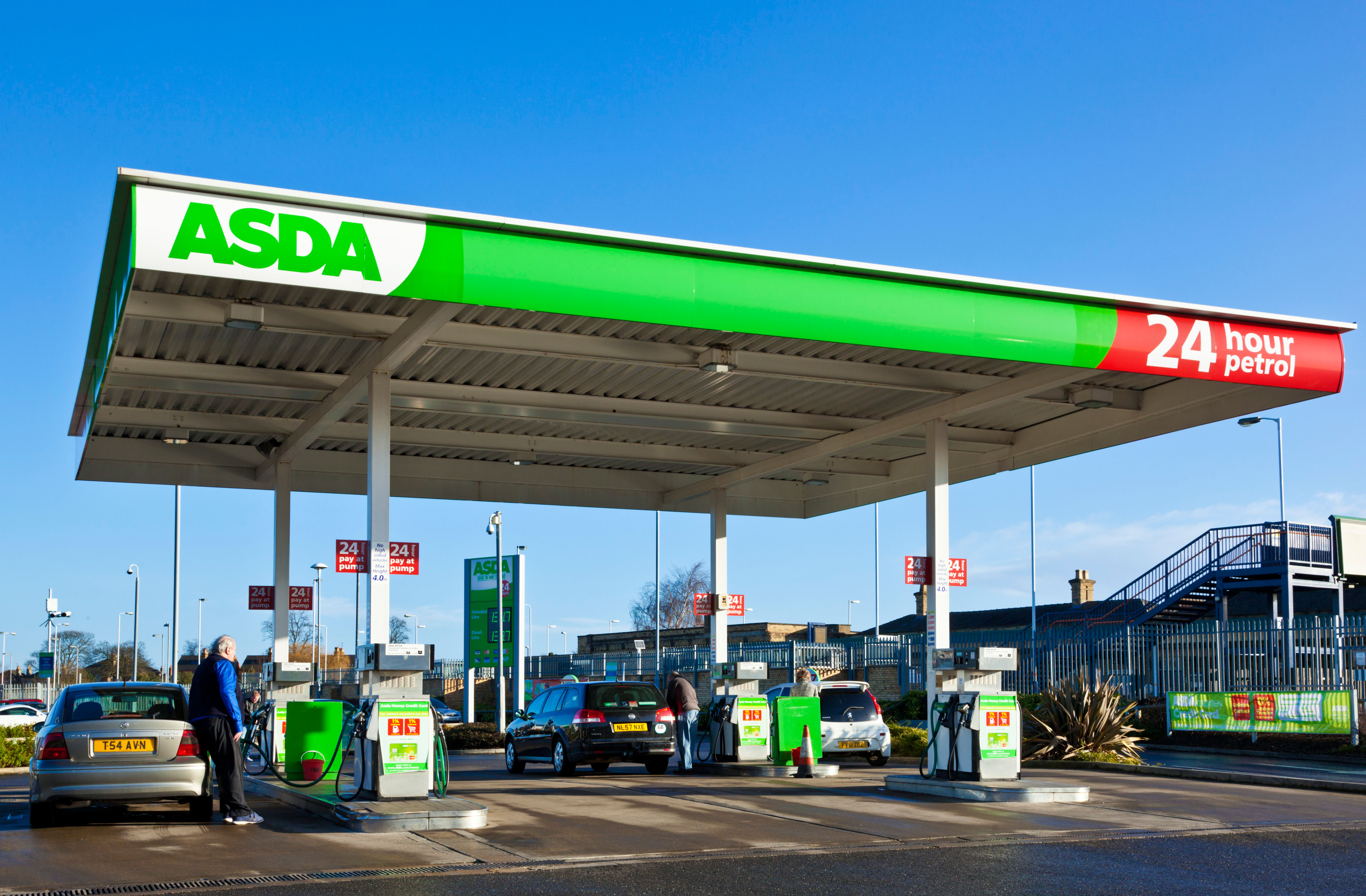 The RAC is advising drivers to fill up at a supermarket rather than a branded forecourt on the road network