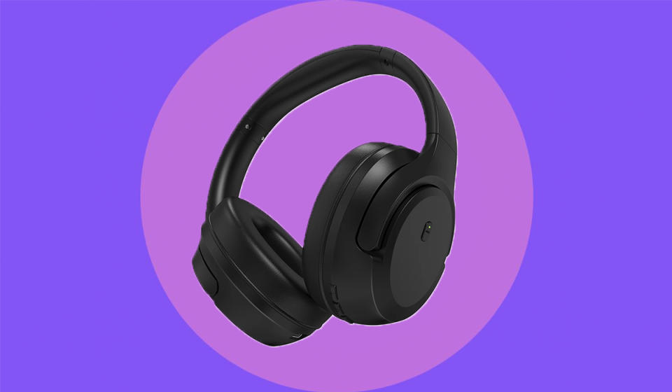 Vilinice over-ear headphones in black.