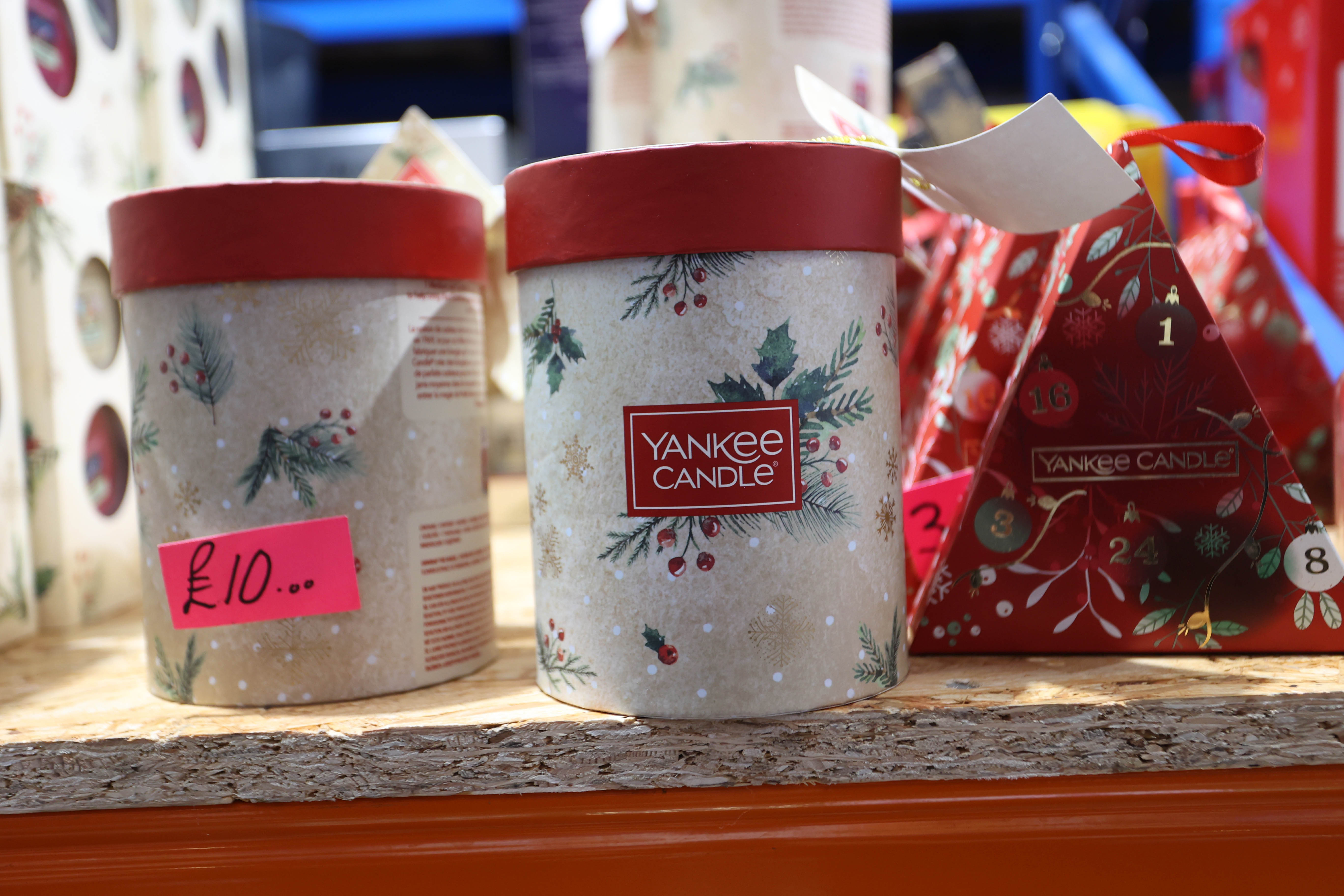 There are Yankee Candle Gift sets for just £10 - cheaper than the £18.99 original