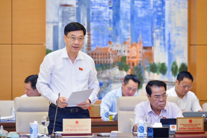 National Assembly economic committee chairman Vu Hong Thanh delivers a largely downbeat report to Vietnamese legislators on Monday