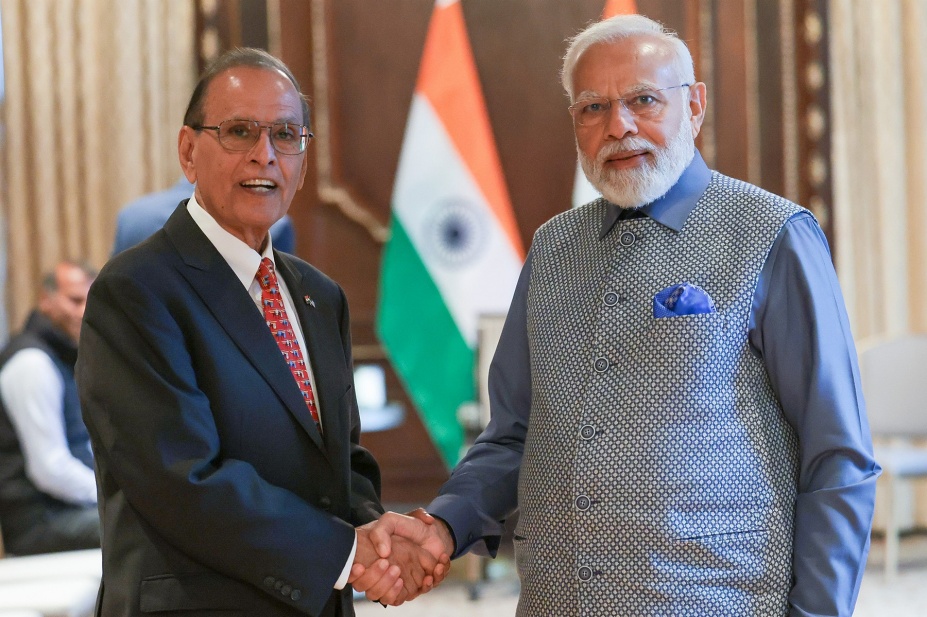 UB President Satish K. Tripathi and Indian Prime Minister Narendra Modi shake hands. 