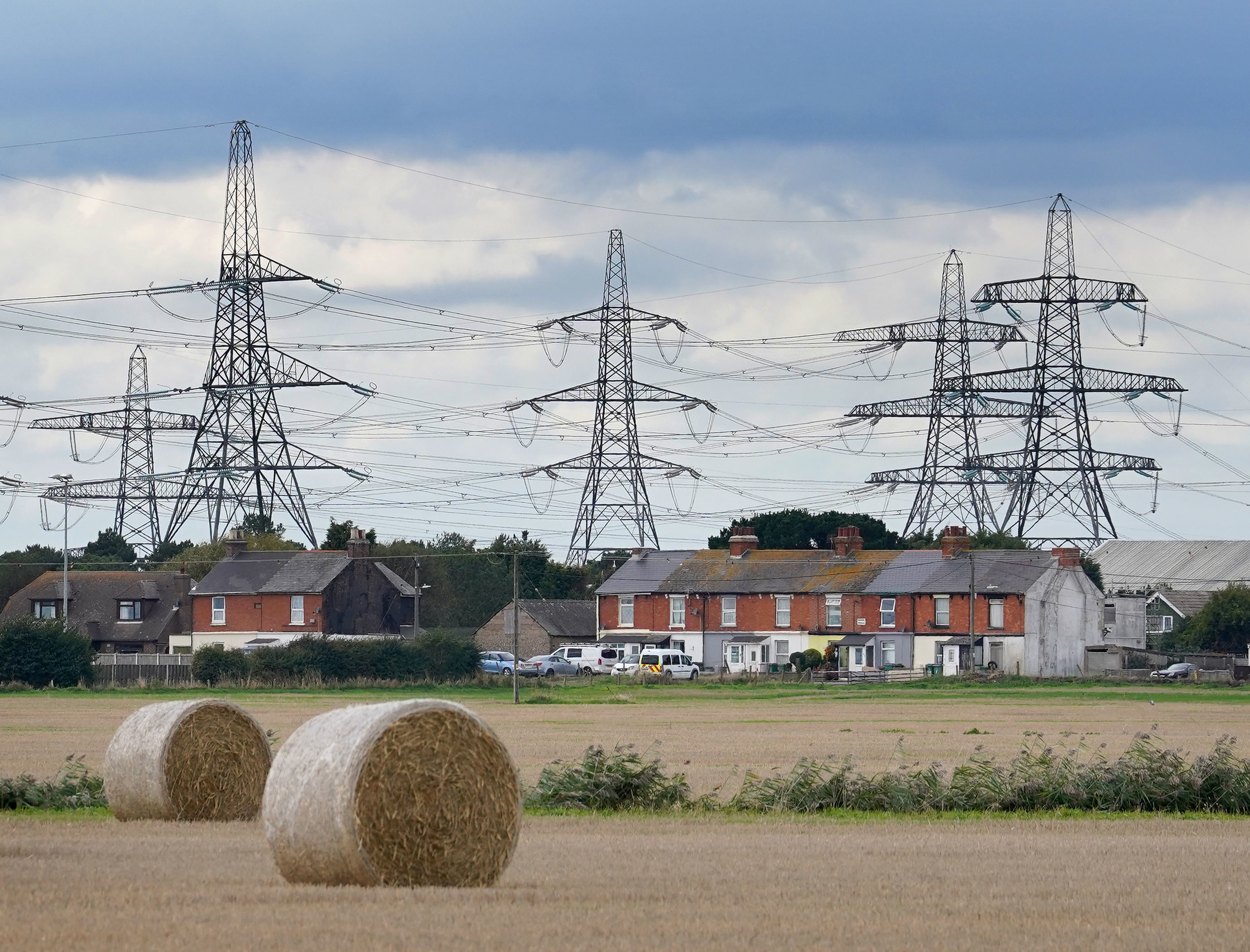 Brits who live near new pylons and electricity substations could receive up to £10,000 off their bills