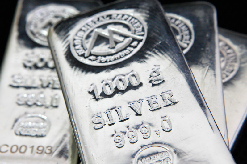 Silver prices plunge amid Powell's hawkish stance and stronger dollar