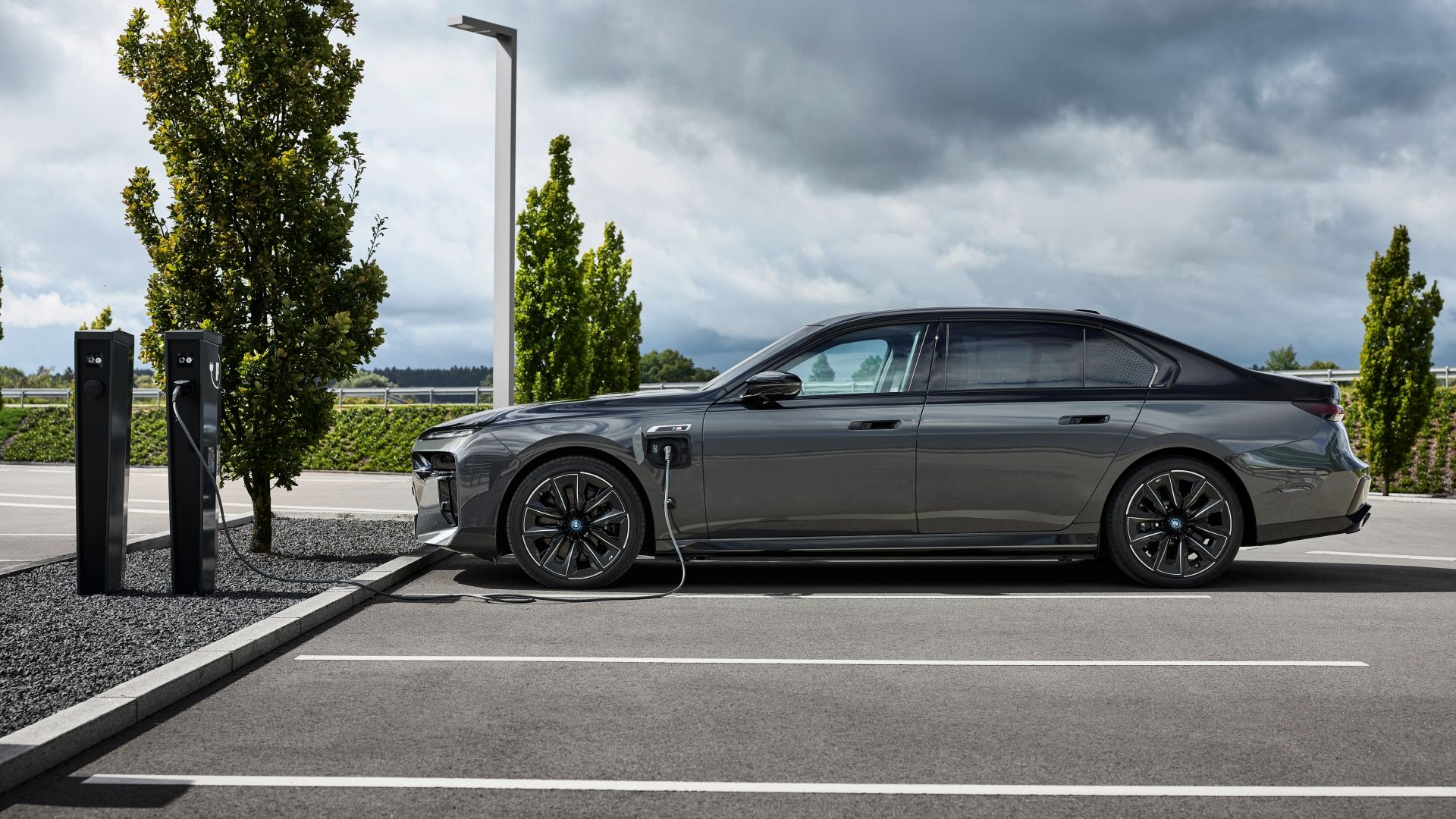 A side left shot of BMW M760e xDrive charging.