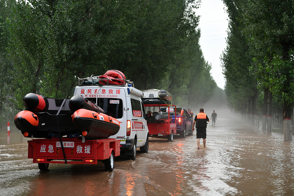 Rescuers wade into the trapped village in Zhuozhou City, north China's Hebei Province, on August 1, 2023. /CFP