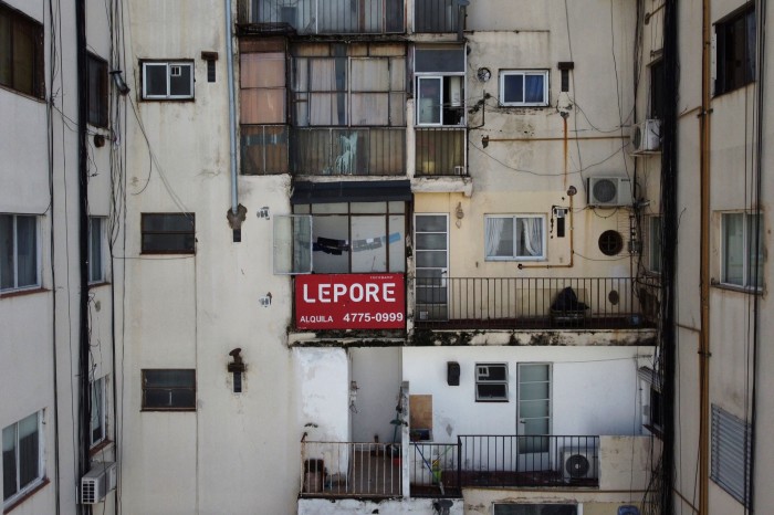 An apartment with a rent sign in Buenos Aires