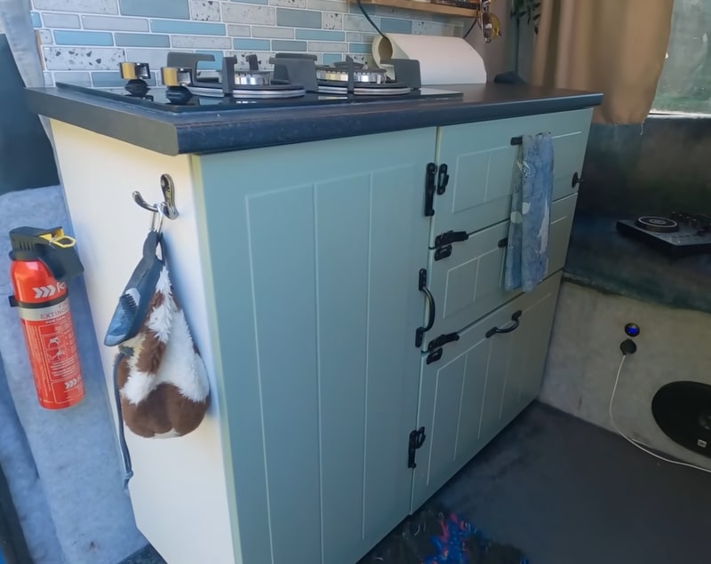 The kitchen unit has a small hob on top