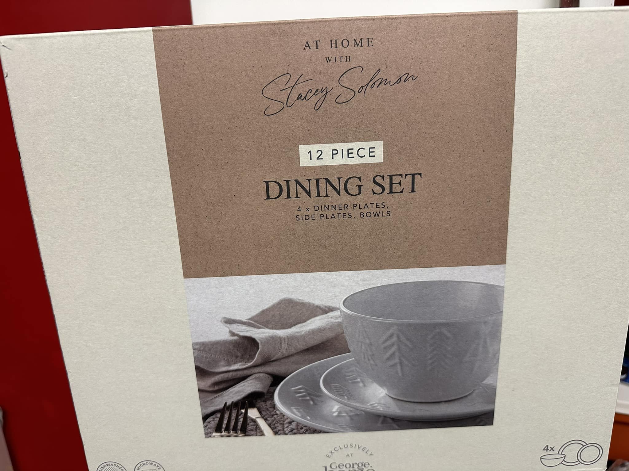 Savvy shoppers have spotted a dining set reduced to £6.25