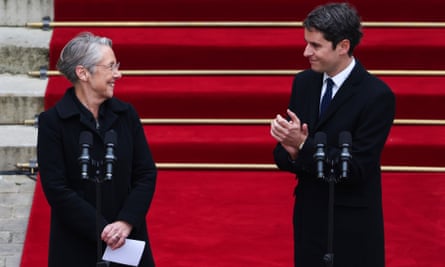 Attal applauding the outgoing prime minister Élisabeth Borne on a red carpet