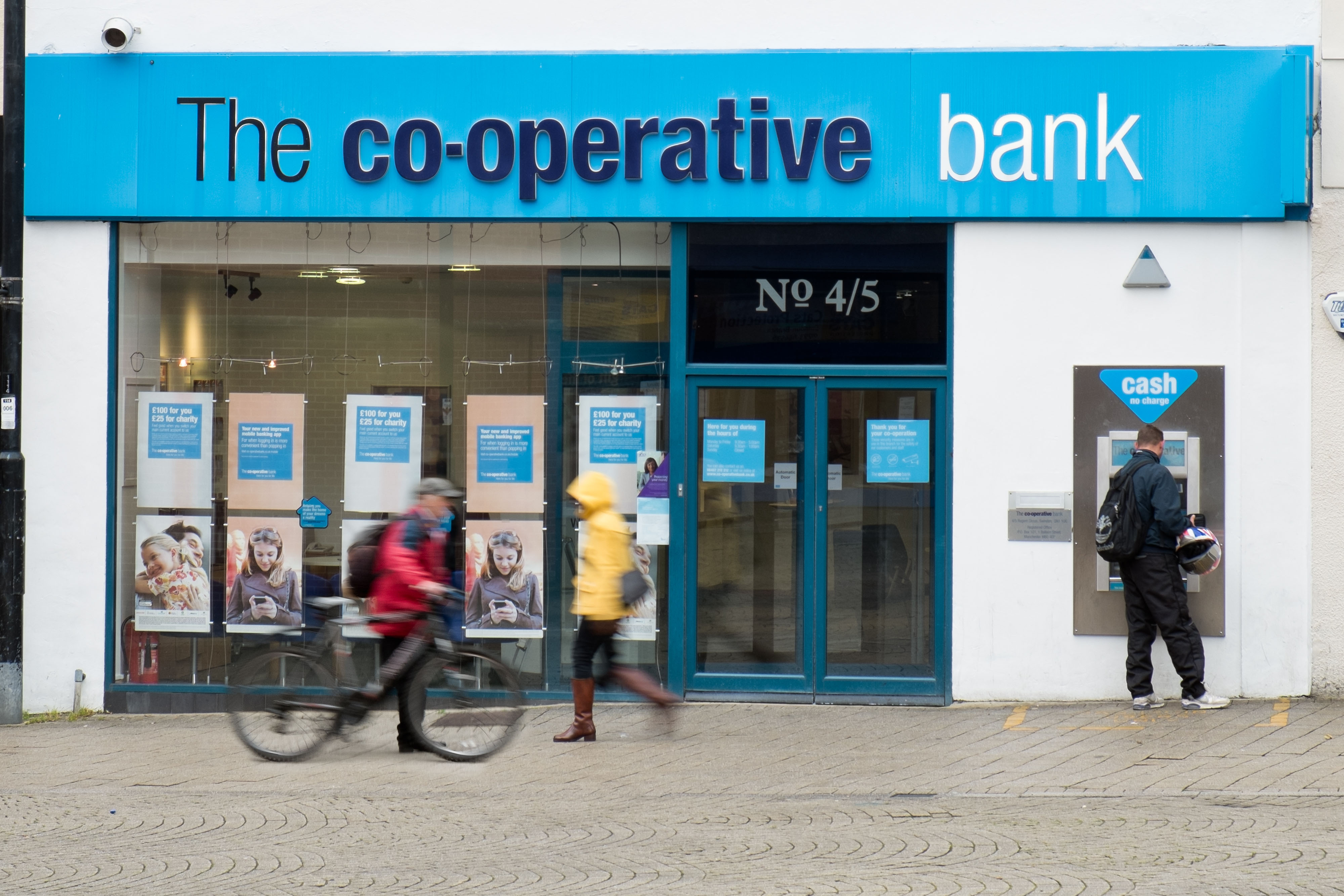 The Co-operative Bank has pulled its money switching deal after only four days