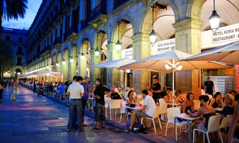 People dining alfresco on Plaza Reial in Barcelona.