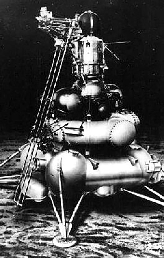 LUNA 24 SOVIET UNION MOON LANDING CRAFT