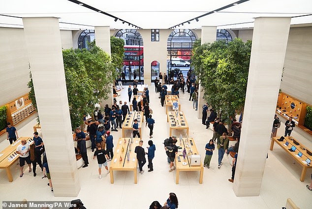 LONDON, ENGLAND: Early photos of London 's Regent's Street store this morning appear to show moderate queues outside, allowing people to breeze straight in