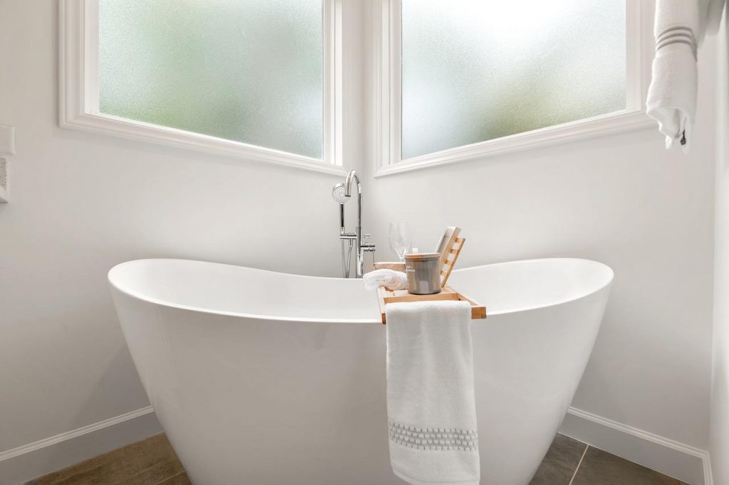 The Main Benefits of Adding a Freestanding Bath to Your Rental Property 